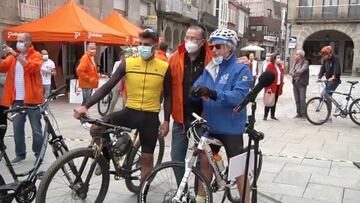 Álvaro Pino y Óscar Pereiro participan en la Caravana Ciclista LGTBI