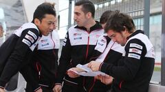 Fernando Alonso junto a Buemi, Nakajima y otros compa&ntilde;eros de Toyota durante los test de Portimao.
 