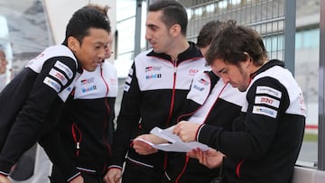 Fernando Alonso junto a Buemi, Nakajima y otros compa&ntilde;eros de Toyota durante los test de Portimao.
 