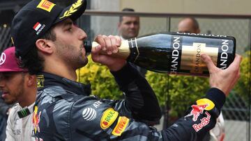 Ricciardo, muy serio, en podio de Mónaco