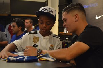 El volante colombiano de River Plate, Juan Fernando Quintero, habló en rueda de prensa y firmó autógrafos a los aficionados durante un evento en Medellín.