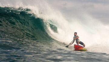 Un surfista rema una ola en la playa de Las Canteras, en el Gran Canaria Pro-AM, Mundial de Paddle Surf, disputado en 2019. 