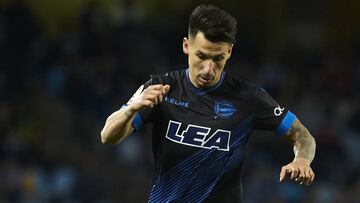 Hern&aacute;n P&eacute;rez, jugador del Alav&eacute;s, durante un partido en Anoeta. 