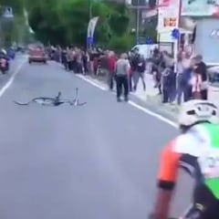 Se pudo liar: un 'loco' lanzó una bicicleta a los corredores