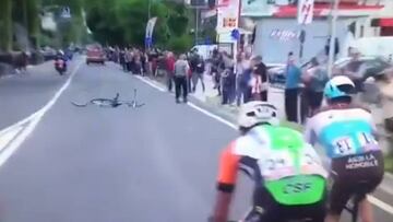 Se pudo liar: un 'loco' lanzó una bicicleta a los corredores