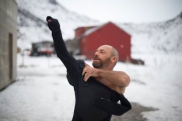 La leyenda del surf, Tom Carroll, disfruta como un niño en el Ártico