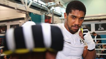 Anthony Joshua posa durante el Media Day en el English Institute of Sport de Sheffield, Inglaterra, antes de su pelea ante Alexander Povetkin.