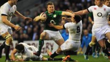 O’Driscoll se deshace de Care en el partido ante Inglaterra. A sus 35 años, el mejor irlandés de siempre, sigue en forma.