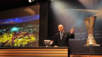 Gianni Infantino, secretario general de la UEFA, durante un sorteo de la Europa League.