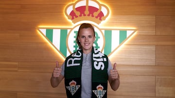 Carla Armengol posa con la bufanda del Betis.