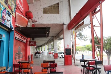 Por fuera de la cancha, pero en la estructura del edificio, hay varios negocios como bares, restaurantes, venta de autopartes y hasta sex shops.