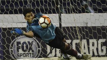 Argentina&#039;s Lanus goalkeeper Esteban Andrada stops a penaltiy shot during a Copa Sudamericana football match against Colombia&#039;s Junior at Roberto Melendez stadium in Barranquilla, Colombia, on July 24, 2018.  / AFP PHOTO / Luis ROBAYO