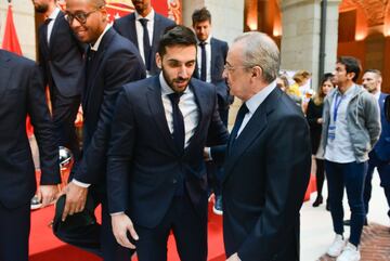 Florentino Pérez saluda a Campazzo. 