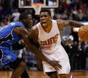 Bledsoe (21) y Knight (21) tiran del carro de los Suns