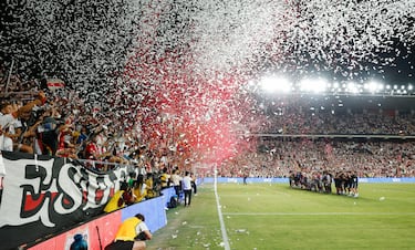 Los aficionados del Rayo Vallecano celebran con sus futbolistas el regreso a una competición europea tras ganar la ronda previa de la Conference al Neman Grodno bielorruso. 