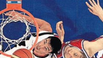 <b>A POR EL REBOTE. </b>Morgunov, de Rusia, y Miranda, de Portugal, luchan por un balón.