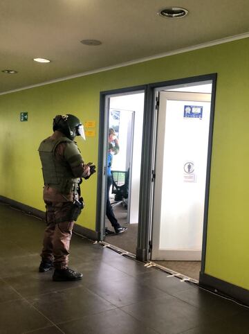 Carabineros también se hizo presente en la sala de videos del estadio.