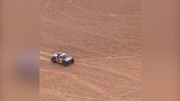 El vídeo de un Carlos Sainz desesperado dando vueltas en círculos en el Dakar