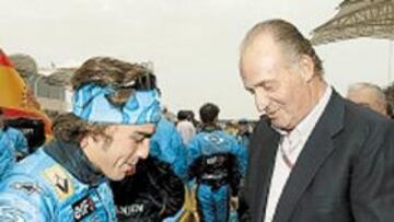 <b>OBSEQUIO. </b>Fernando Alonso ya le regaló al Rey unos de sus guantes.