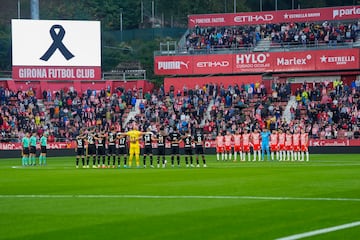 Minuto de silencio en el estadio de Montilivi por los afectados de la DANA momentos antes de comenzar el encuentro entre el Girona y Leganés.