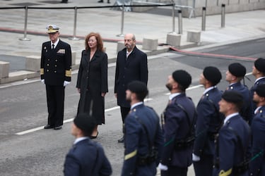 La presidenta del congreso, Francina Armengol y el presidente del Senado, Pedro Rollán, durante el acto de izado solemne de la Bandera Nacional.