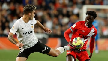 El valencianista Hugo Duro trata de controlar un balón ante el rayista Mumin.