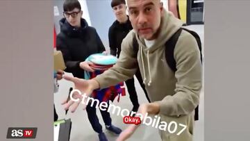 Furioso, el entrenador del Manchester City reprendió a unos jóvenes que le piden autógrafos para revender artículos firmados en línea, dándoles una enseñanza de vida.