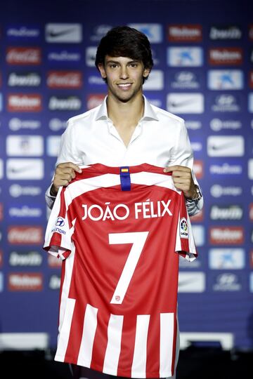 Joao Félix with the coveted Atlético number 7 shirt.