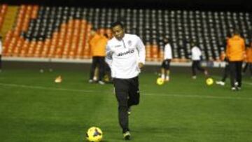 Pab&oacute;n, en un entreno con el Valencia.