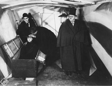 Pionera entre las pioneras. Fue el primer gran exponente del expresionismo alem¨¢n, ese original cine que surgi¨® en el periodo de entreguerras y, adem¨¢s, se la considera la primera pel¨ªcula de terror. Sent¨® las bases de un nuevo lenguaje cinematogr¨¢fico y su influencia posterior ha sido inmensa. Alan y Francis son dos amigos que asisten en una feria al famoso espect¨¢culo de Dr. Caligari y su ayudante, Cesare. ?ste tiene la habilidad de ver el pasado y el futuro y asegura que Alan morir¨¢ antes del amanecer, cosa que se cumple. Desde ese momento, Francis comienza a investigar qu¨¦ hay detr¨¢s de ese extra?o y oscuro Dr. Caligari.