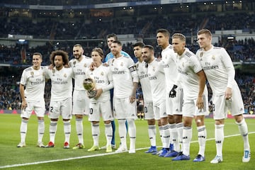 Luka Modric ofrece el Balón de Oro a la afición madridista.