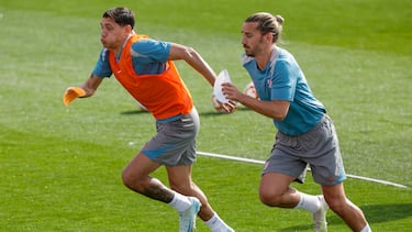 Nahuel Molina y Griezmann en una carrera en el entrenamiento.
