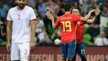 Spain's forward Iago Aspas (R) celebrates with Spain's forward Diego Costa after scoring a goal during the friendly football match between Spain and Tunisia at Krasnodar's stadium on June 9, 2018. / AFP PHOTO / PIERRE-PHILIPPE MARCOU
