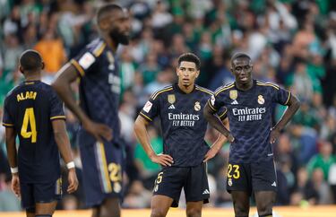 Los jugadores del Real Madrid tristes tras el empate del Betis.