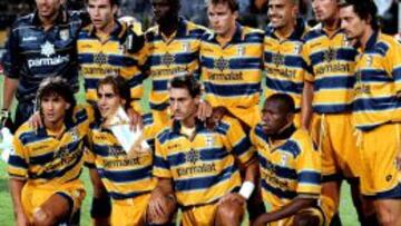 El Parma de finales de los 90 era de auténtico lujo. En la imagen, un once del 98. Arriba Buffon, Boghossian, Thuram, Balbo, Verón, Dino Baggio, Sartor; y abajo Vanoli, Cannavaro, Diego Fuser y Asprilla.