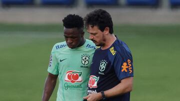 Fernando Diniz y Vinicius durante un entrenamiento de la Selección Brasileña antes de enfrentar a Colombia.