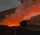 La impactante imagen de la lava del volcán de La Palma cruzando la carretera de la costa