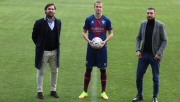 Vavro espera su turno en el Huesca