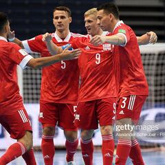 Rusia avanza a octavos y la anfitriona se mete en problemas