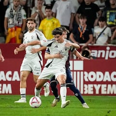 El vestuario del Albacete arropa a Lizoain tras su grave error ante el Eibar