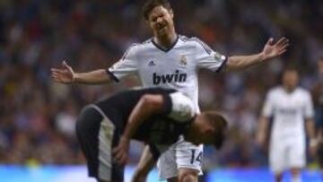 El centrocampista del Real Madrid, Xabi Alonso, en una acci&oacute;n del partido ante el M&aacute;laga.