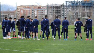 El partido ante el Rayo Vallecano está en el aire por la detección de seis positivos en el conjunto rojillo.