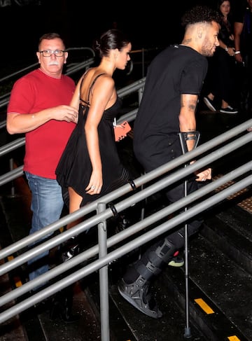 Neymar y su pareja Bruna Marquezine llegan a una discoteca en Sao Paulo donde la hermana del brasileño celebró su cumpleaños.