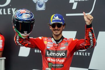 Alegría de Francesco Bagnaia en el podio del Gran Premio de Italia en el Autódromo Internacional del Mugello.