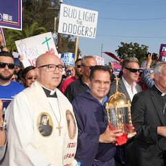 Católicos protestan afuera del Dodger Stadium en noche del orgullo LGBT
