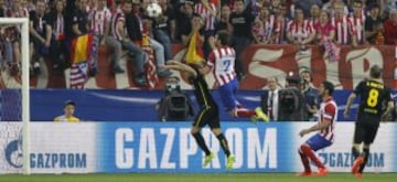 Jugada de gol de Koke 1-0, durante el partido de vuelta de cuartos de final de la Liga de Campeones que se disputa esta noche en el estadio Vicente Calderón. 