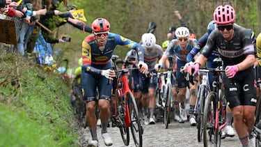 Corredores pasan a pie el Viejo Kwaremont.