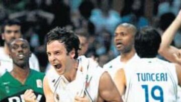 <b>EXPLOSIÓN FINAL. </b>El Madrid salvó el 'match-ball' y jugará el definitivo quinto partido en casa. La alegría de Raúl López estaba justificada.