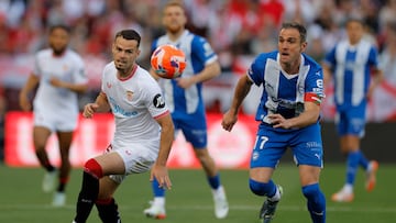 Ramón Martínez, con Kike García en el Sevilla-Alavés.