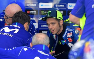 Valentino Rossi charlando con los campañeros de escudería. 
